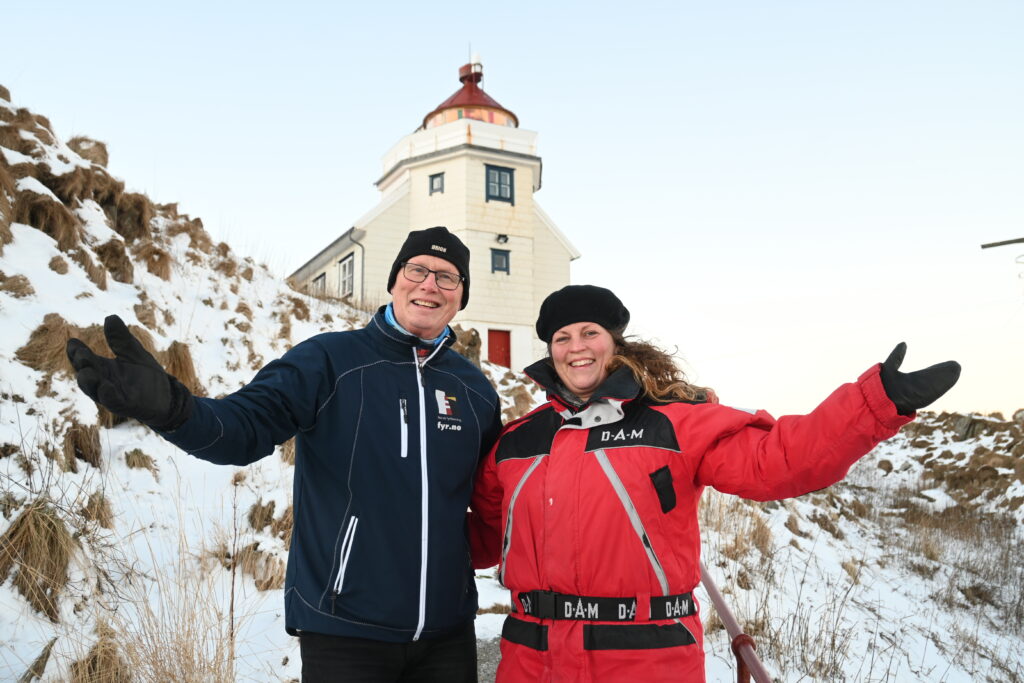 Fyrforvalter Kjell Ove Hveding på Hekkingen fyr og daglig leder Henriette Marie Skjæveland ønsker velkommen til årets landsmøte i Norsk Fyrforening. Foto: Norsk Fyrforening