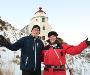 Fyrforvalter Kjell Ove Hveding på Hekkingen fyr og daglig leder Henriette Marie Skjæveland ønsker velkommen til årets landsmøte i Norsk Fyrforening. Foto: Norsk Fyrforening