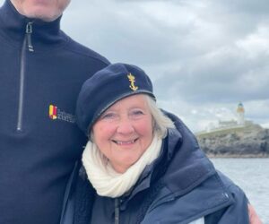 Norsk Fyrforenings styremedlem Astrid Larsen og nylig avgått styreleder Asgeir K. Svendsen i Forbundet KYSTEN deltok i frigjøringskonvoien fra Bergen til Shetland. Foto: Asgeir K. Svendsen