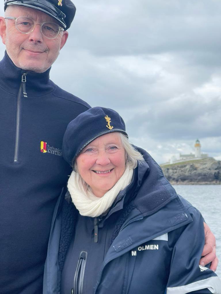 Norsk Fyrforenings styremedlem Astrid Larsen og nylig avgått styreleder Asgeir K. Svendsen i Forbundet KYSTEN deltok i frigjøringskonvoien fra Bergen til Shetland. Foto: Asgeir K. Svendsen